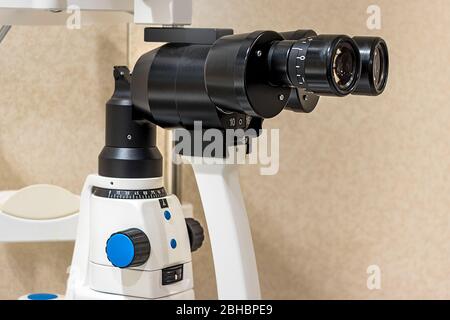 Dettaglio di una lampada a fessura usata dall'oftalmologo e dall'optometrista Foto Stock