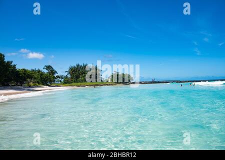 Caraibi, Barbados. Spiaggia di sabbia e oceano. Foto Stock