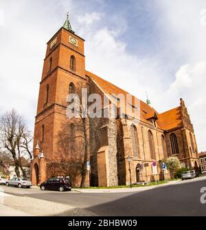 Bernau, Germania. 15 aprile 2020. La chiesa di Santa Maria è uno degli edifici più famosi della città. Credit: Paul Zinken/dpa-Zentralbild/ZB/dpa/Alamy Live News Foto Stock