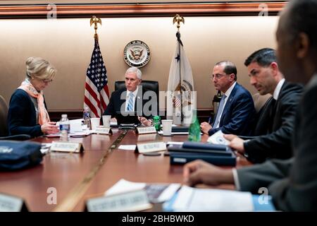 Washington, Stati Uniti d'America. 23 aprile 2020. Il Vice Presidente Mike Pence incontra i membri della White House Coronavirus Task Force Giovedì, 23 aprile 2020, nella White House Situation Room persone: Vice Presidente Mike Pence Credit: Storms Media Group/Alamy Live News Foto Stock