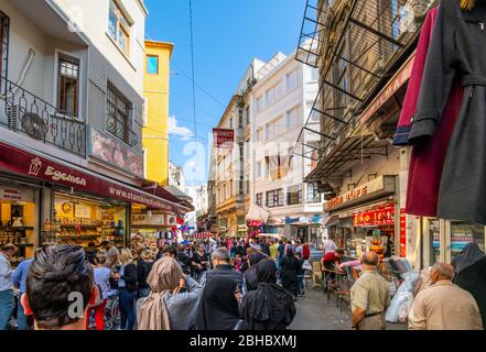 I Turchi locali si trovano nelle strade fiancheggiate da negozi e caffè vicino al Bazaar Eminonu e al mercato nel quartiere Sultanahmet di Istanbul. Foto Stock