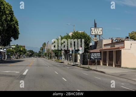 Los Angeles, California, Stati Uniti. 24 Aprile 2020. Pico Boulevard è in gran parte vuoto, poiché la gente va in giro per la vita quotidiana secondo le restrizioni COVID-19 a Los Angeles, California, il Venerdì 24 aprile. Foto di Justin L. Stewart Credit: Justin L. Stewart/ZUMA Wire/Alamy Live News Foto Stock