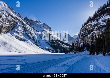 montagne rocciose intorno al lago ghiacciato louise winter wonderland. Foto Stock