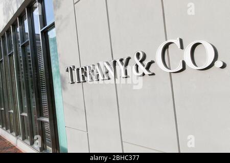 Un logo al di fuori di un negozio Tiffany & Co., a Washington, D.C., il 22 aprile 2020. Foto Stock