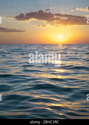 Onde marine da vicino, vista a basso angolo, ripresa al tramonto. Bella composizione naturale. Elemento di progettazione. Foto Stock