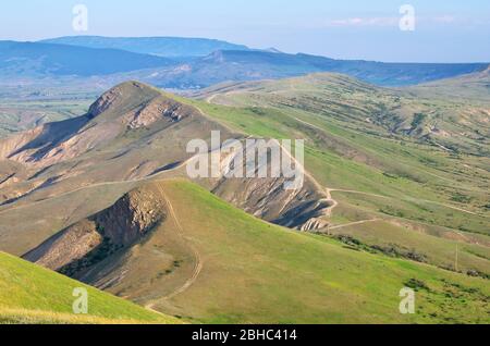 Veduta aerea del sentiero di strade sulla montagna. Composizione della natura. Foto Stock