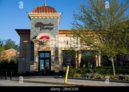 Un logo all'esterno di un ristorante The Cheesecake Factory a Columbia, Maryland, il 22 aprile 2020. Foto Stock