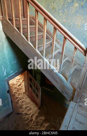 Scale nella casa abbandonata, Kolmanskop città fantasma, vicino a Luderitz, Namibia, Africa Foto Stock