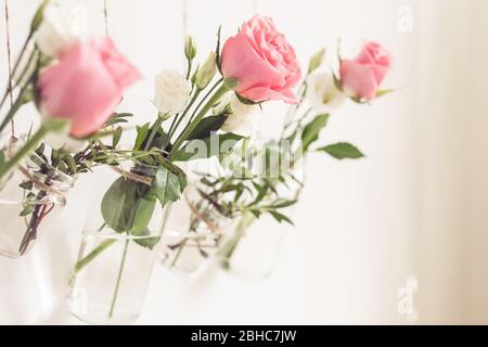 Arredamento fai da te. I vecchi vasi di vetro sono riutilizzati come vasi di fiori. Foto Stock