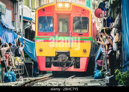 Samut Songkhram. Thailandia. 23 luglio 2019: La ferrovia divenne famosa per il suo percorso attraverso il mercato ferroviario Maeklong. Ogni volta che un treno si avvicina, aw Foto Stock