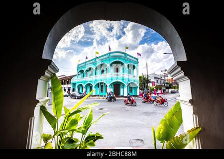 Phuket Districtul Mueang, Thailandia. 3 agosto 2019: Città vecchia di Phuket, edificio blu e vita cittadina. Vista all'interno di un arco. Tra Dibuk Rd e Yaowara Foto Stock