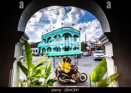 Phuket Districtul Mueang, Thailandia. 3 agosto 2019: Città vecchia di Phuket, edificio blu e vita cittadina. Vista all'interno di un arco. Tra Dibuk Rd e Yaowara Foto Stock