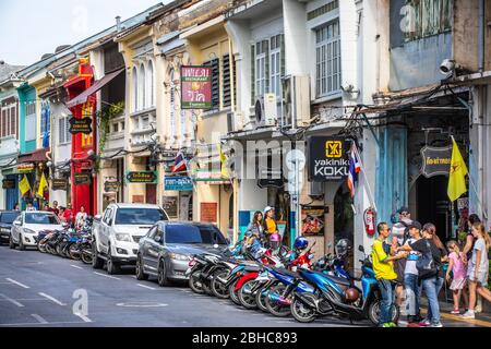 Phuket, districtul Mueang, Thailandia. 3 agosto 2019: Vita cittadina nel centro storico di Phuket, case colorate e cittadini e turisti a piedi alò Foto Stock