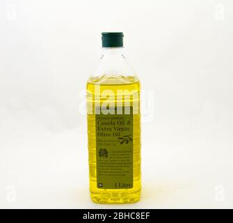 Alberton, Sudafrica - una bottiglia di canola e miscela di olio d'oliva da Woolworths Food isolato su un'immagine chiara di sfondo con spazio per le copie Foto Stock