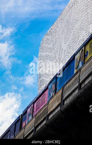 Bangkok / Thailandia. 22 luglio 2019: Dettaglio dell'Ambasciata Centrale, grande centro commerciale a Bangkok, Thailandia. Profilo grattacielo di un grattacielo parete posteriore gr Foto Stock