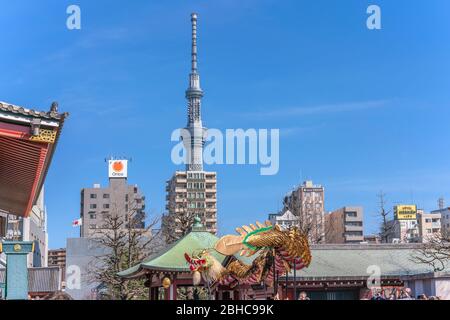 tokyo, giappone - marzo 18 2020: Maestri giapponesi di marionette che tengono un enorme drago d'oro per il tradizionale festival di danza dedicato al bodhisattva Kan Foto Stock