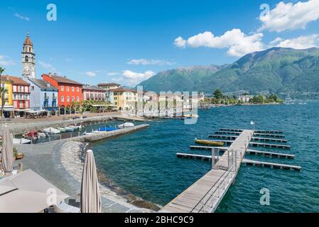 Grande lago svizzero. Vista panoramica sul lago maggiore con Ascona Foto Stock