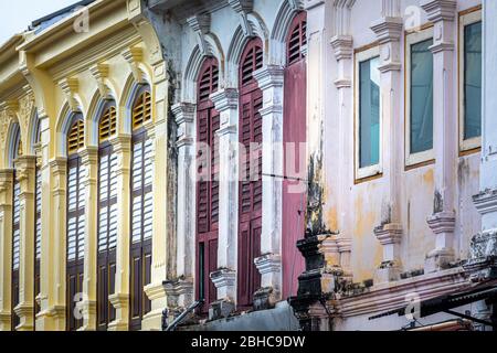 Facciata prospettiva di edifici antichi. Facciata colorata, finestre ad arco in stile antico. Nel centro storico di Phuket in Thailandia. Foto Stock