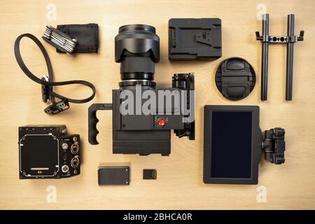 Vista dall'alto dell'attrezzatura per riprese disposte sul tavolo Foto Stock