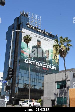 Los Angeles, California, USA 24 aprile 2020 una visione generale dell'atmosfera di Chris Hemsworth Extraction Billboard il 24 aprile 2020 a Los Angeles, California, USA. Foto di Barry King/Alamy Live News Foto Stock