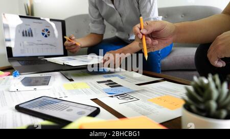 Business people meeting at Office scrivere appunti su appunti appiccicosi. Pianificazione strategia e brainstorming, colleghi pensiero concetto Foto Stock