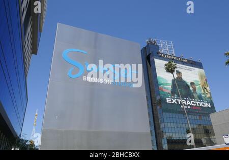 Los Angeles, California, USA 24 aprile 2020 una visione generale dell'atmosfera di Chris Hemsworth Extraction Billboard il 24 aprile 2020 a Los Angeles, California, USA. Foto di Barry King/Alamy Stock Foto Foto Stock