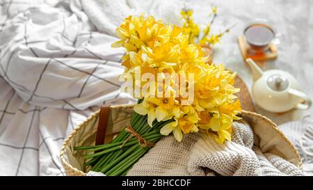 Primavera ancora vita con una tazza di tè e fiori . Foto Stock