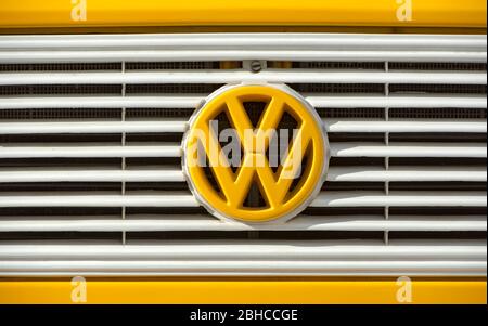 BERLINO - Apr 23: Emblema di Volkswagen retro vintage auto, giallo Volkswagen beetle auto a Berlino il 23 aprile. 2020 in Germania Foto Stock