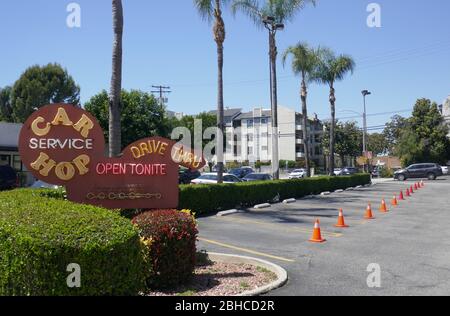 Los Angeles, California, USA 24 Aprile 2020 una vista generale dell'atmosfera del Bob's Big Boy Restaurant che ora offre drive through e di andare ordini il 24 Aprile 2020 a Los Angeles, California, Stati Uniti. Foto di Barry King/Alamy Stock Foto Foto Stock