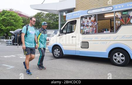 Justin Langer (destra) l'Australia autobus arriva per il 50 sopra il cricket tour match tra Sussex e Australia al primo centro di County Ground a Hove. 07 Giugno 2018 Foto Stock