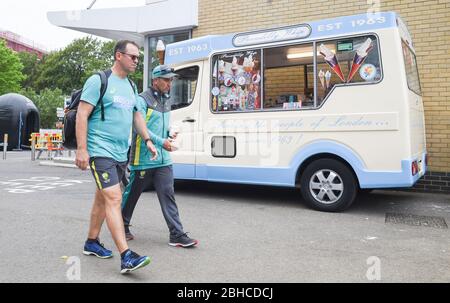 Justin Langer (destra) l'Australia autobus arriva per il 50 sopra il cricket tour match tra Sussex e Australia al primo centro di County Ground a Hove. 07 Giugno 2018 Foto Stock