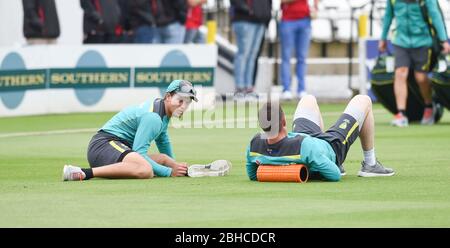 Justin Langer l'Australia autobus arriva per il 50 sopra il cricket tour match tra Sussex e Australia al primo centro di County Ground a Hove. 07 Giugno 2018 Foto Stock