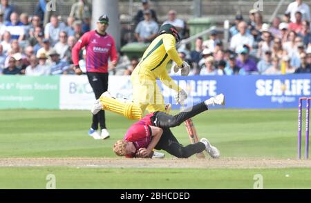 Luca Pozzi immersioni a prendere una cattura fuori il suo bowling a respingere l'Australia capitano Tim Paine durante la 50 sopra il cricket tour match tra Sussex e Australia al primo centro di County Ground a Hove. 07 Giugno 2018 Foto Stock