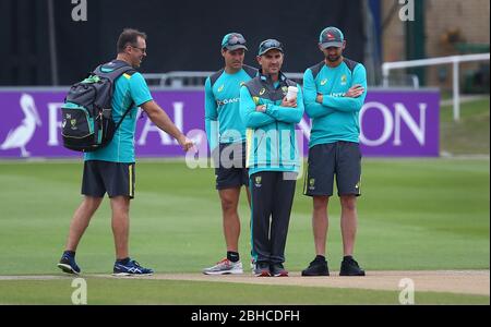 L'allenatore australiano Justin Langer (seconda a destra) ispeziona il wicket davanti al One Day Tour Match tra Sussex e Australia al 1° Central County Ground di Hove. Giugno 07 2018 Foto Stock