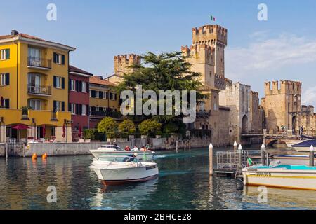 Sirmione, provincia di Brescia, Lombardia, Italia. Il Castello Scaligero. Edificio originale del castello iniziata nel XIII secolo. Esso è descritto come bei Foto Stock