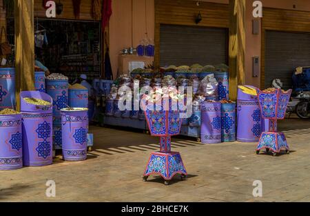 Meraviglioso e colorato negozio di fiori secchi tradizionali, erbe e spezie nel Bazaar Medina di Marrakesh, Marocco. Foto Stock