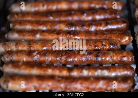 Barbecue fatto in casa nella natura. Arrostire la carne su una griglia. Foto Stock