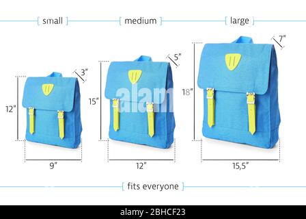 Zaini scolastici di diverse dimensioni su sfondo bianco Foto Stock