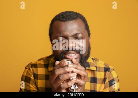 Cantante afro-americano maschile su sfondo colorato Foto Stock