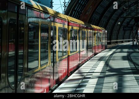 Berlino, Germania - Aprile 2020: Treno S-Bahn alla stazione ferroviaria emptty (Hauptbahnf) di Berlino Foto Stock