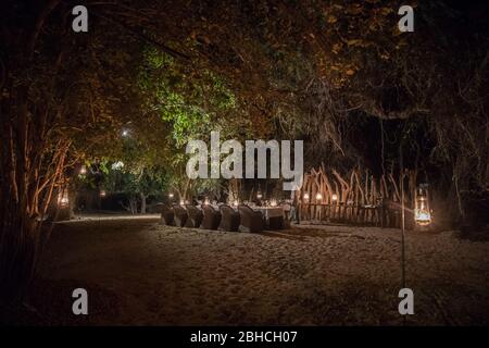Le lanterne kerosene forniscono un'atmosfera classica safari ad un tavolo da pranzo all'aperto, Chikwenya, concessione safari, Parco Nazionale piscine Mana, Mashonaland We Foto Stock