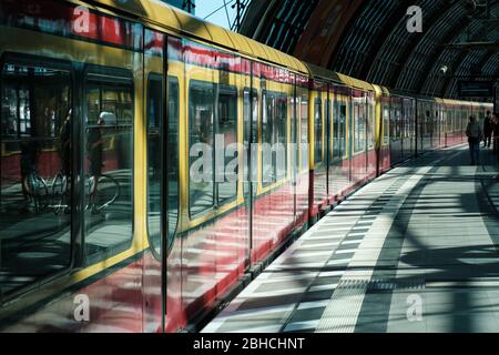 Berlino, Germania - Aprile 2020: Treno S-Bahn alla stazione ferroviaria principale (Hauptbahnf) di Berlino Foto Stock