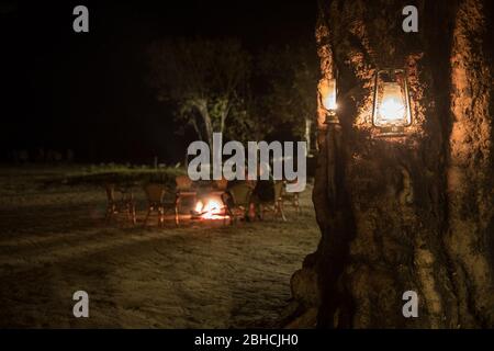 I caminetti e le lane del kerosene forniscono un'atmosfera classica di safari ai campi nel Parco Nazionale di Hwange, nella provincia del Nord di Matabeleland, Zimbabwe. Foto Stock