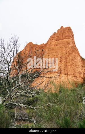 Las Medulas, Ponferrada, El Bierzo, Castilla y León, Spagna. Vista panoramica del paesaggio montano di sabbia rossastra del romano open pit oro min Foto Stock