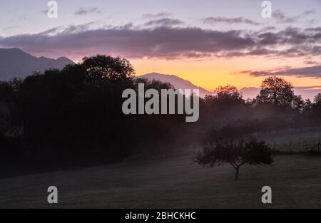 Alba sulle montagne sopra Infiesto, Asturie, Spagna settentrionale Foto Stock