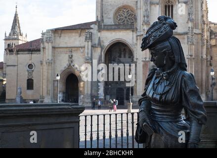 Statua della Regenta nella piazza della cattedrale di Oviedo, realizzata da Mauro Álvarez. Foto Stock