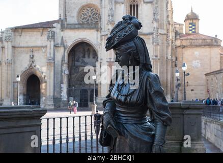 Statua della Regenta nella piazza della cattedrale di Oviedo, realizzata da Mauro Álvarez. Foto Stock