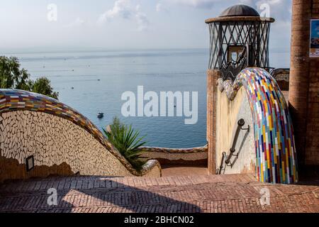 Vietri sul Mare,Salerno/Italia - Settembre 25 2018: Villa comunale con elementi tipici della ceramica di Vietri sul mare, Costiera Amalfitana, Salerno, Italia Foto Stock