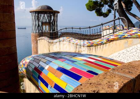 Vietri sul Mare,Salerno/Italia - Settembre 25 2018: Villa comunale con elementi tipici della ceramica di Vietri sul mare, Costiera Amalfitana, Salerno, Italia Foto Stock