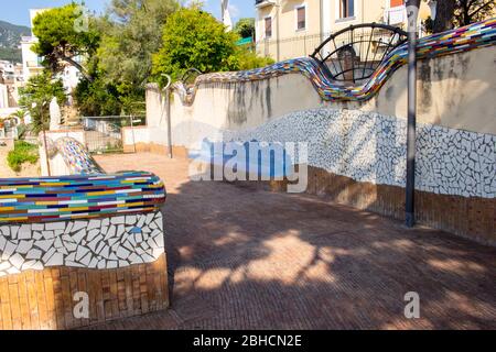 Vietri sul Mare,Salerno/Italia - Settembre 25 2018: Villa comunale con elementi tipici della ceramica di Vietri sul mare, Costiera Amalfitana, Salerno, Italia Foto Stock